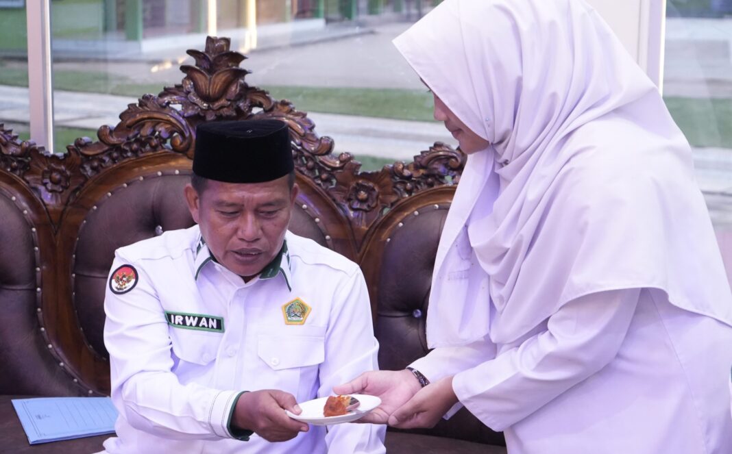 Kakankemenag Bukittinggi Cicipi “Anyang Padu” Karya Siswa MAN 1 Bukittinggi