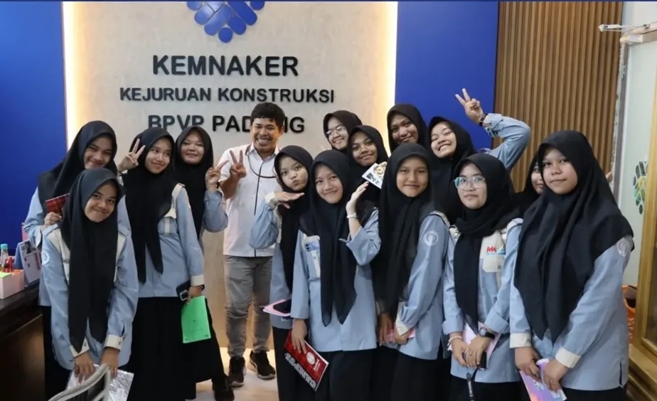 Tak Sekedar Belajar di Kelas, 106 Siswa MAN 2 Bukittinggi Bongkar Rahasia Dunia Industri di BPVP Padang 2 Screenshot 20260519 212735