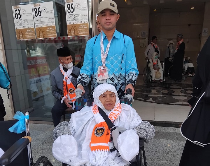 00405 haji 2026 membantu lansia a