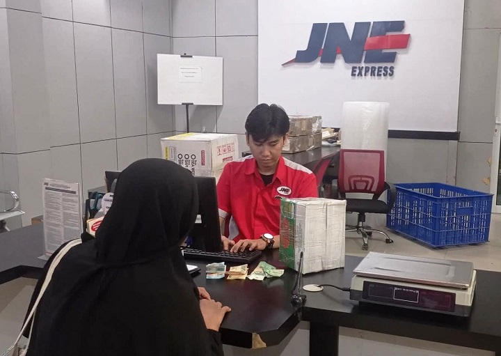 Selama 13 tahun berlangganan JNE untuk pengiriman Mpekmpek Lamakbana ke berbagai kota dan provinsi, belum pernah mengecewakan. (Foto Yurnaldi)