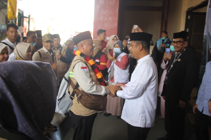 Disambut Kakanwil Kemenhaj, Jemaah Kloter PDG 09 Dijamu Walikota Solok 2 01401 haji datang b