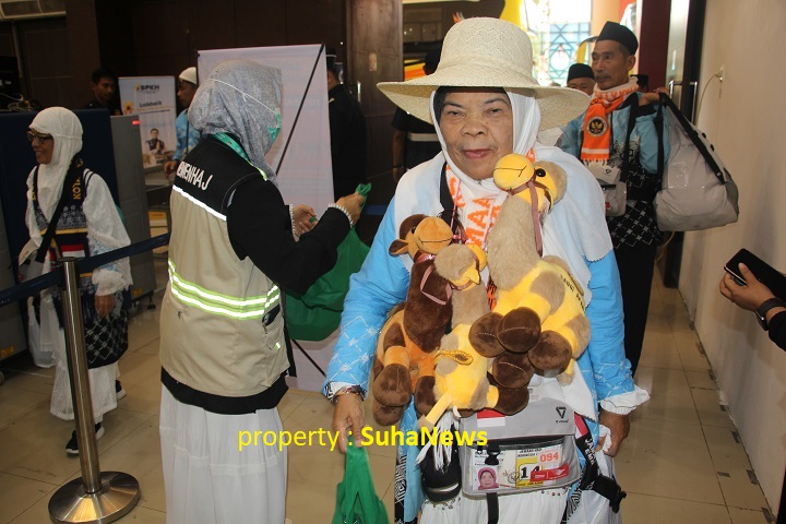 Anak Onta Bergelantungan di Leher Jemaah Haji Kloter 9 PDG 2 01402 haji 2026 anak onta b