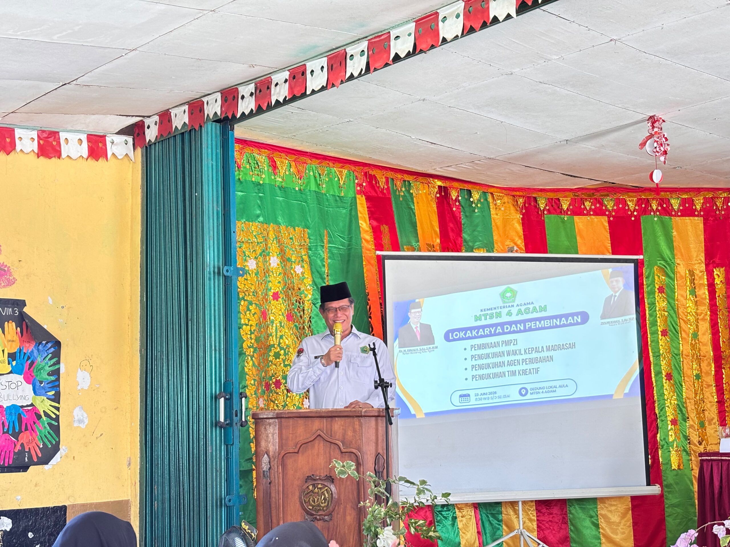 Kukuhkan Wakil Kepala Madrasah, Kakan Kemenag Agam Geber Reformasi Birokrasi di MTsN 4 Agam 8 Kukuhkan Wakil Kepala Madrasah, Kakan Kemenag Agam Geber Reformasi Birokrasi di MTsN 4 Agam