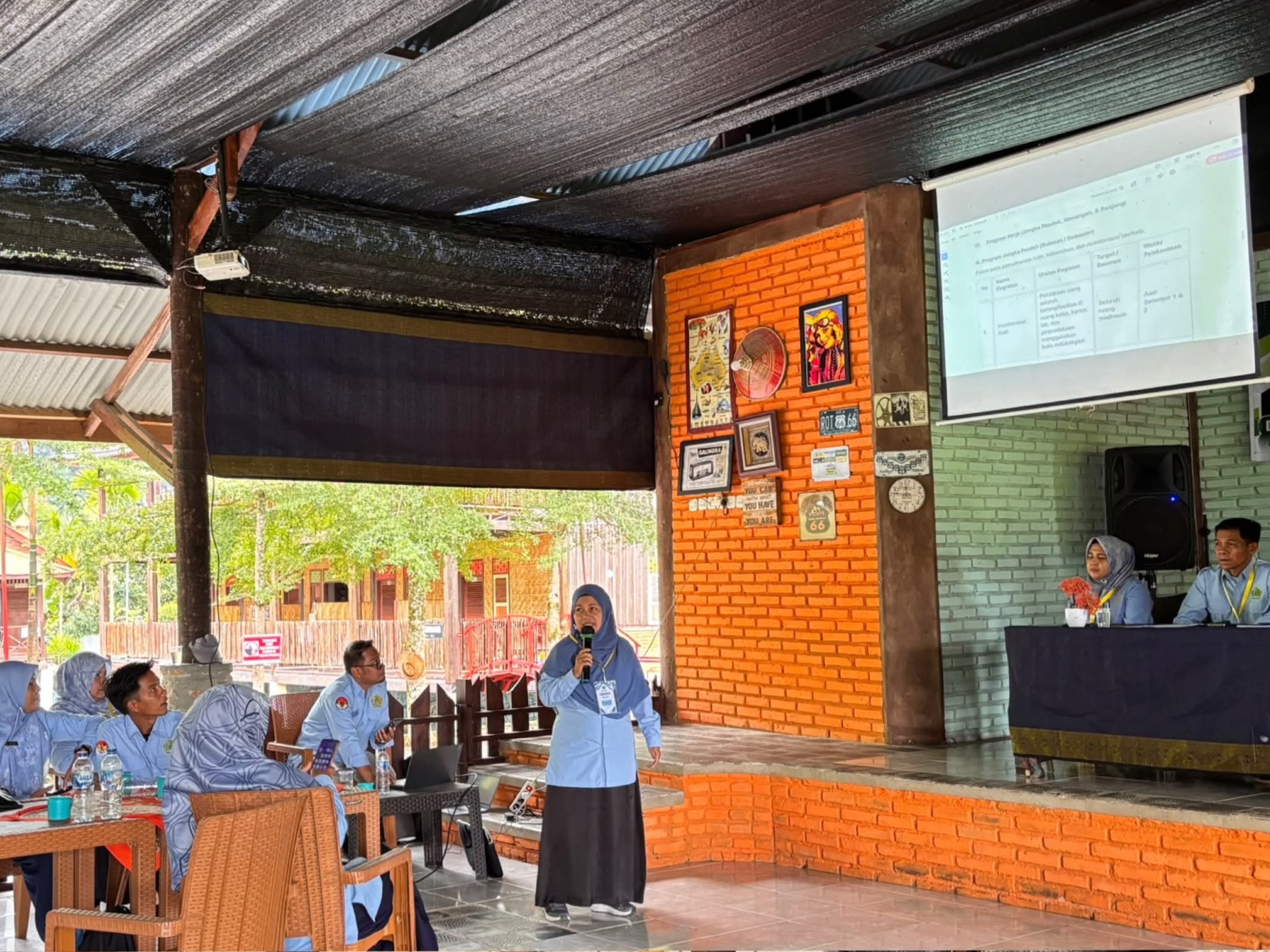 Perkuat Sinergi Dan Inovasi, Wakil Kepala MTsN 4 Agam Sampaikan Program Kerja Pada Lokakarya Hari Kedua