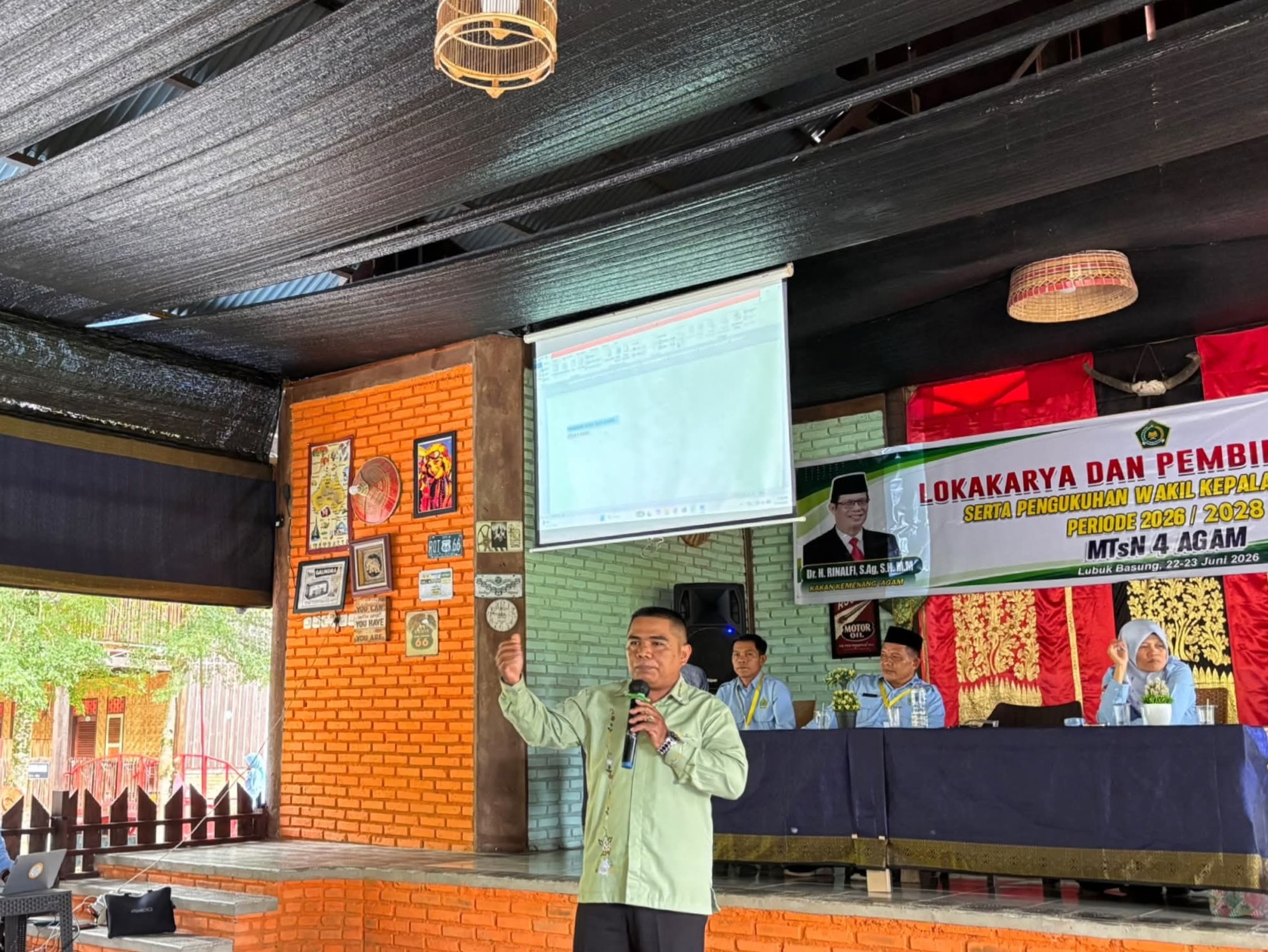 Perkuat Sinergi Dan Inovasi, Wakil Kepala MTsN 4 Agam Sampaikan Program Kerja Pada Lokakarya Hari Kedua