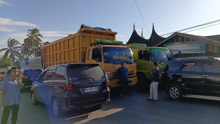 Catat, Ini Titik Macet Jalinsum dari Perbatasan Jambi menuju Padang 2 00803 macet b