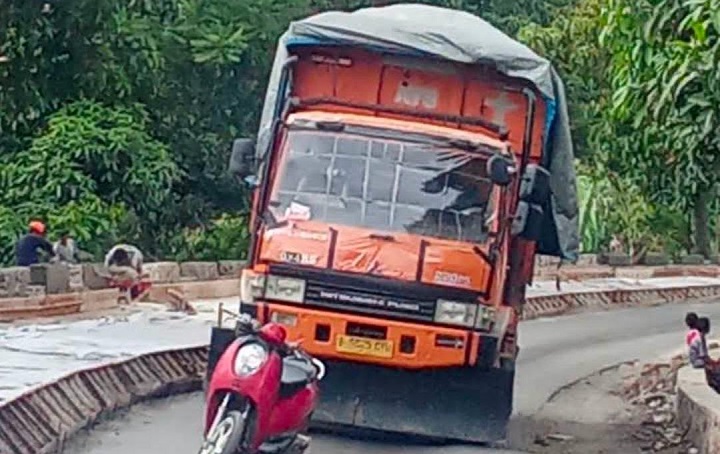 00902 truk rusak a