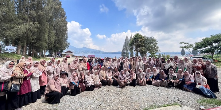 Rekat Kebersamaan, DWP Kemenag Kab. Solok gelar Outbond di Alahan Panjang 4 01606 dwp b