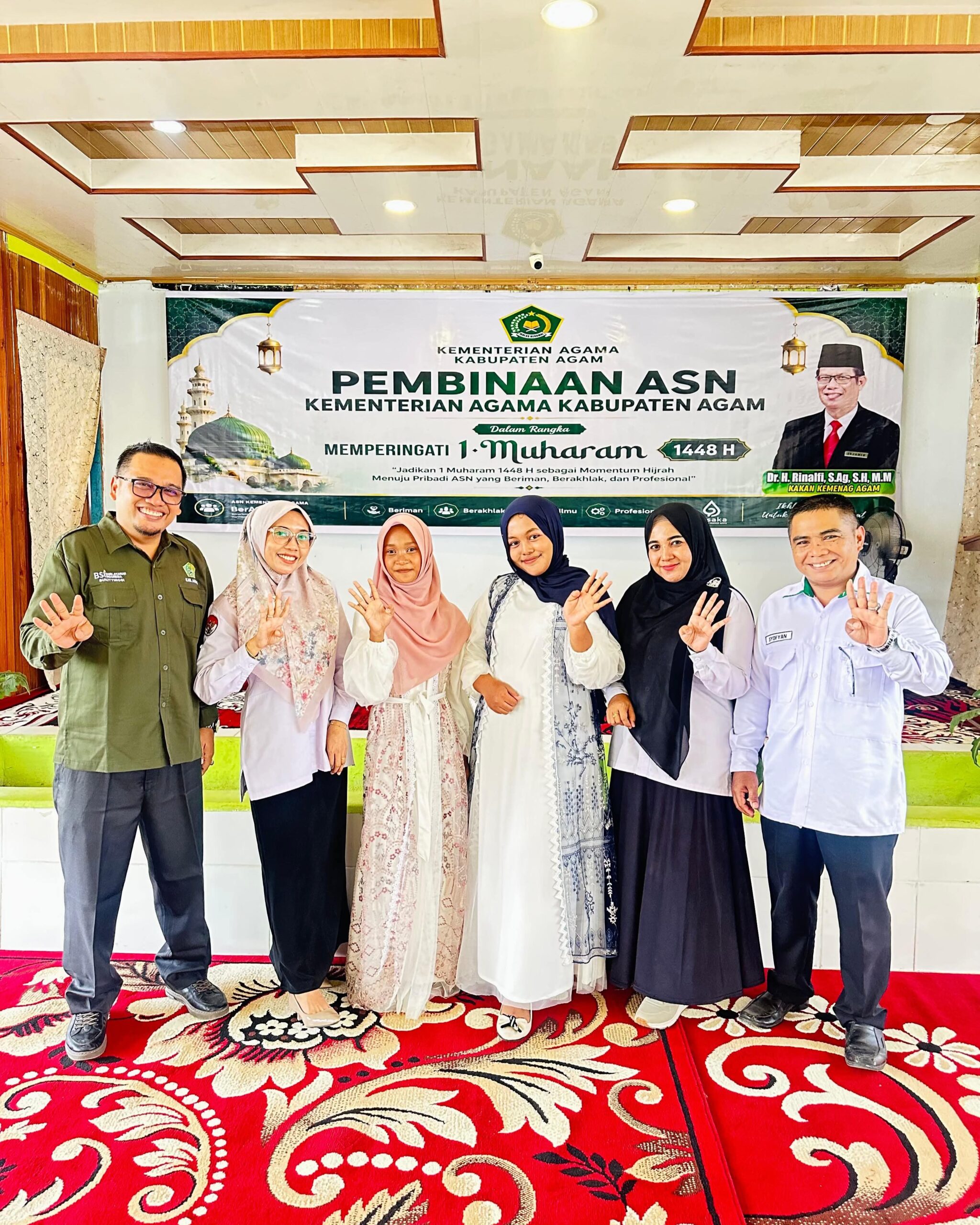 Dua Siswi MTsN 4 Agam Ambil Bagian Pada Peringatan Tahun Baru Islam 1448 H Kemenag Agam 4 Dua Siswi MTsN 4 Agam Ambil Bagian Pada Peringatan Tahun Baru Islam 1448 H Kemenag Agam