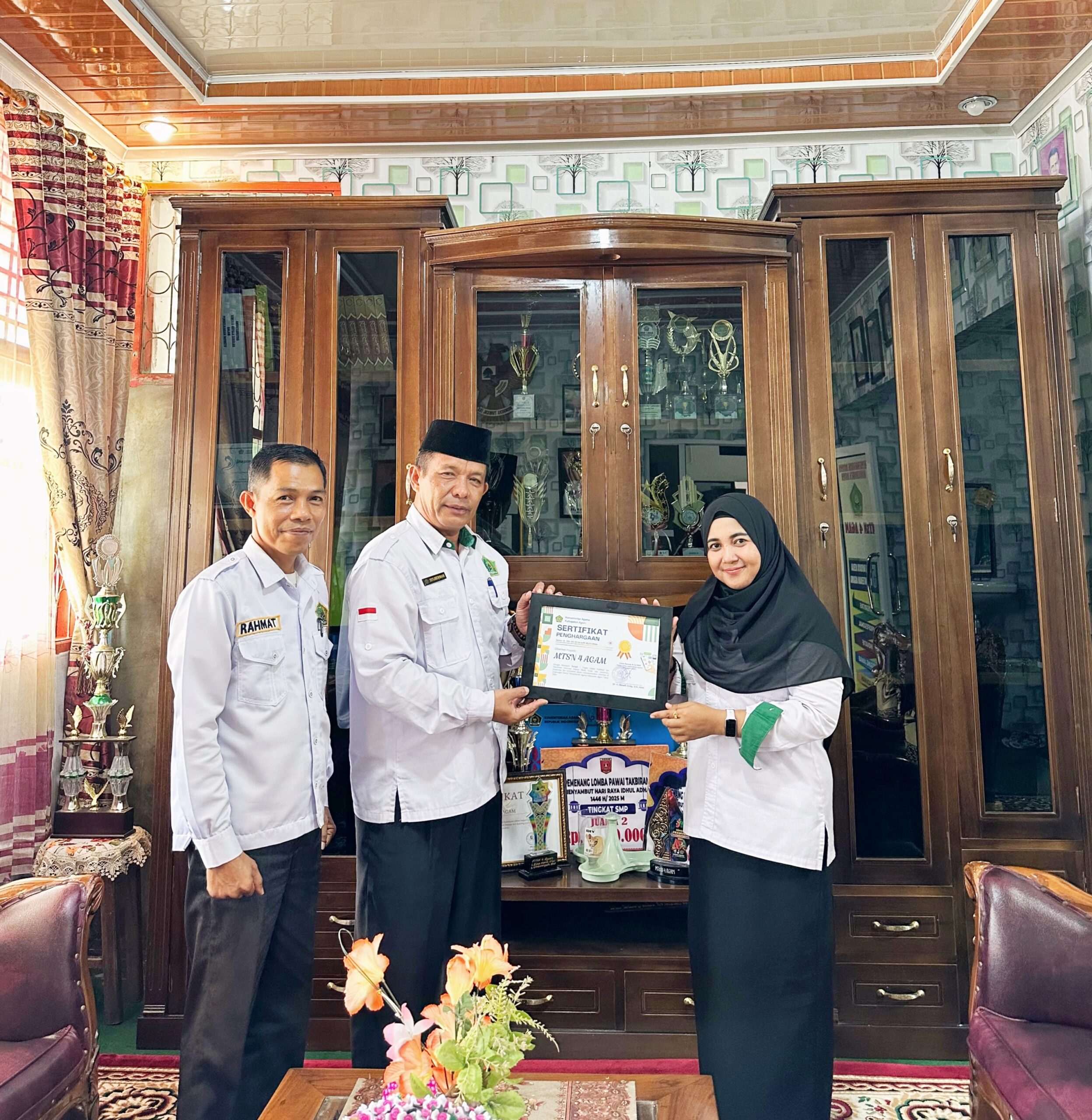 Humas MTsN 4 Agam Raih Penghargaan Dari Kankemenag Agam