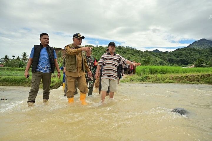 3 Alat Berat Mulai Pekerjaan Normalisasi Batang Kuranji Pasca Banjir 2 00504 mahyeldi banjir a