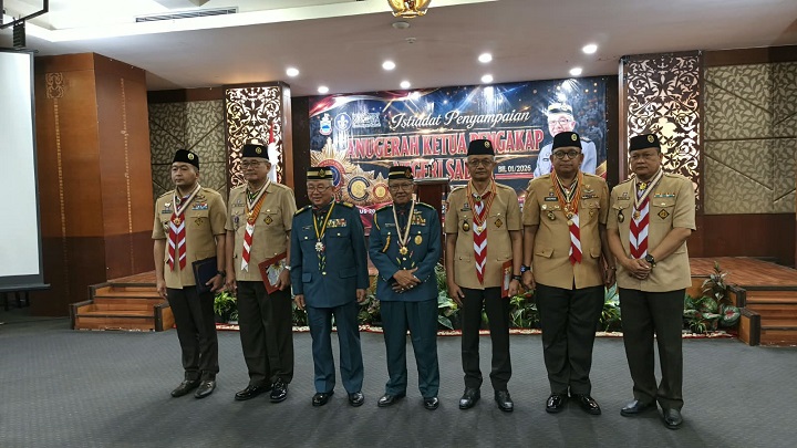 Audy Joinaldy Terima Anugerah dari Ketua Pengakap Negeri Sabah 2 01701 audy anugerah b