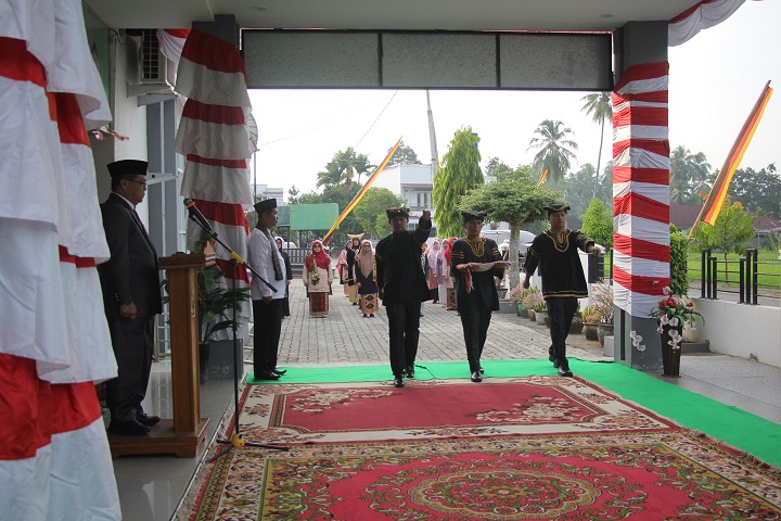 Peringatan HUT ke 81 RI di Kemenag Kab. Solok, Jangan Sampai AI Rubah Kemanusiaan 4 01702 upacara kemenag b