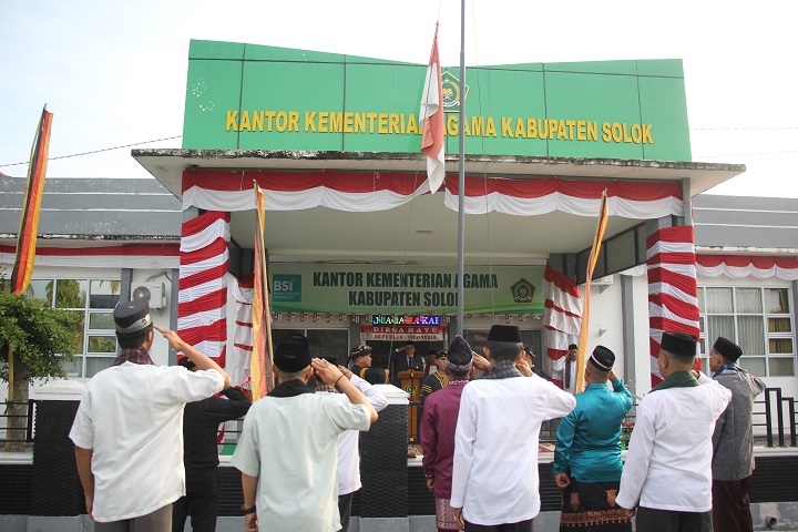 Peringatan HUT ke 81 RI di Kemenag Kab. Solok, Jangan Sampai AI Rubah Kemanusiaan 5 01702 upacara kemenag d
