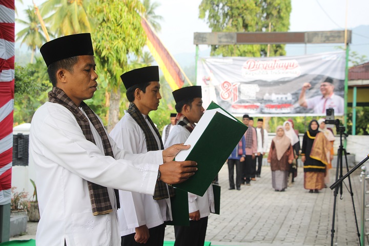 Peringatan HUT ke 81 RI di Kemenag Kab. Solok, Jangan Sampai AI Rubah Kemanusiaan 6 01702 upacara kemenag e