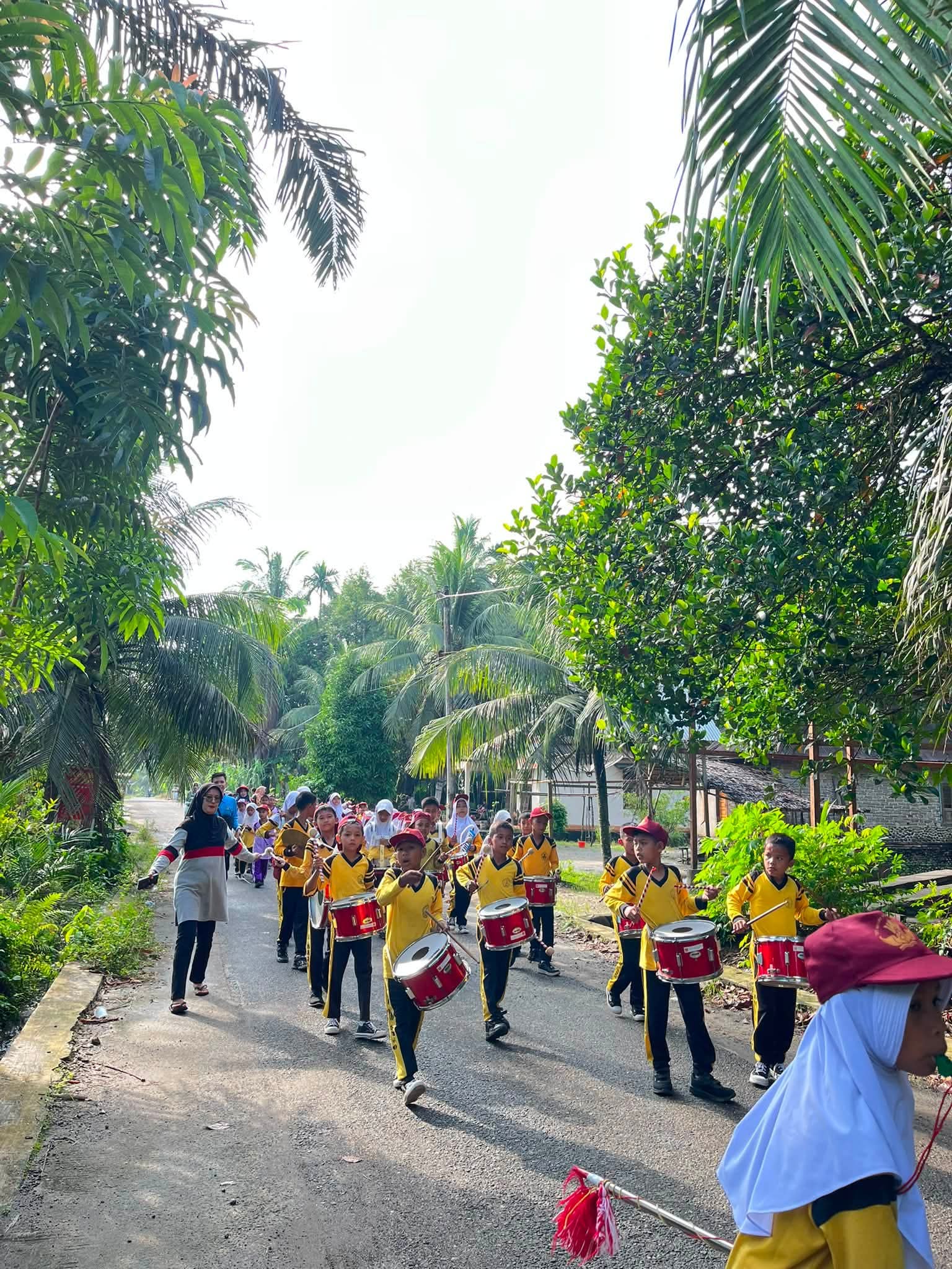 Meriah, SDN 30 Sago Sukses Gelar Jalan Santai Diiringi Atractions Drum Band 3 Meriah, SDN 30 Sago Sukses Gelar Jalan Santai Diiringi Atractions Drum Band