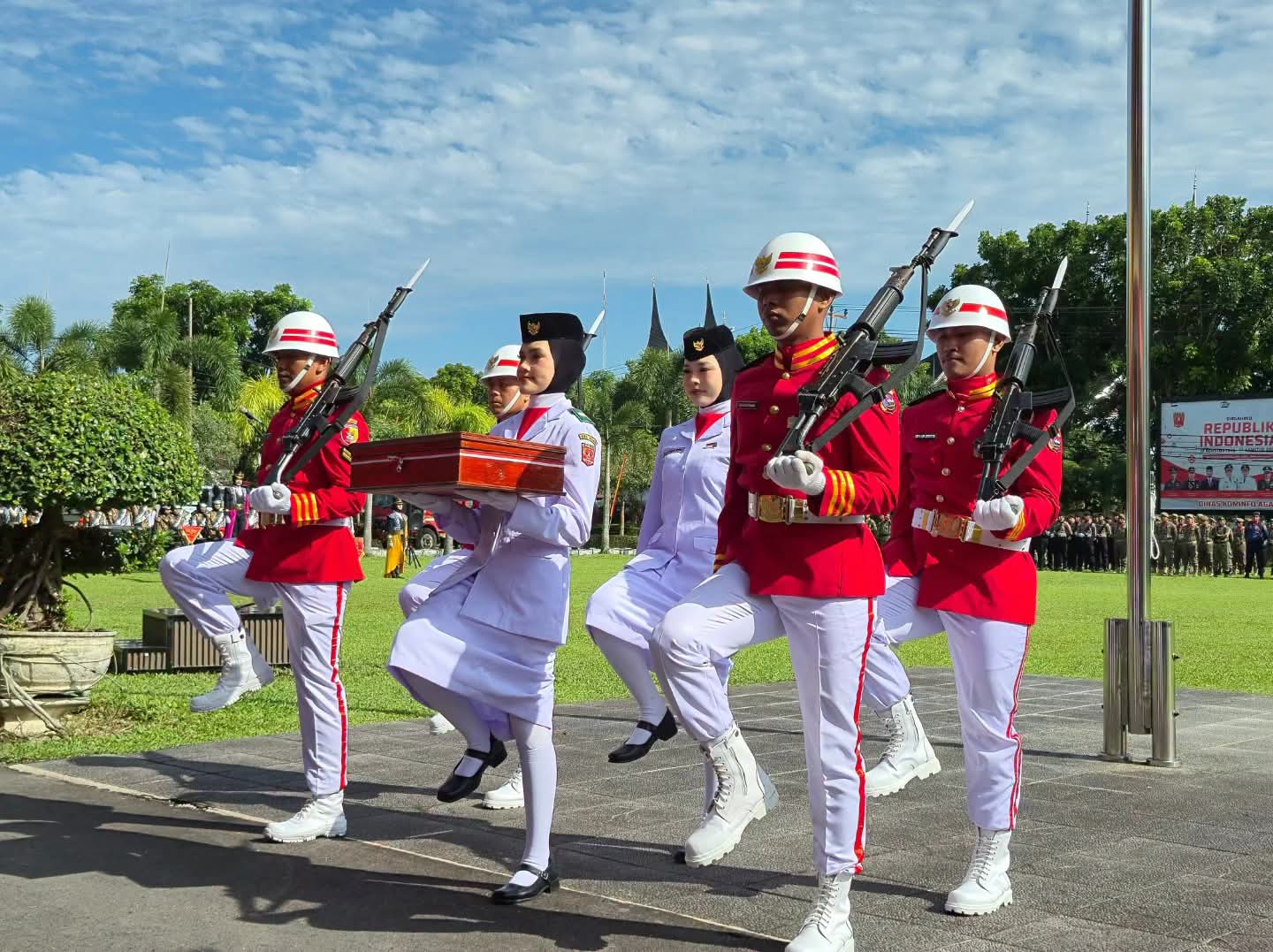 Kirab Sang Saka Merah Putih Buka Rangkaian HUT ke-81 RI di Agam 5 Kirab Sang Saka Merah Putih Buka Rangkaian HUT ke-81 RI di Agam
