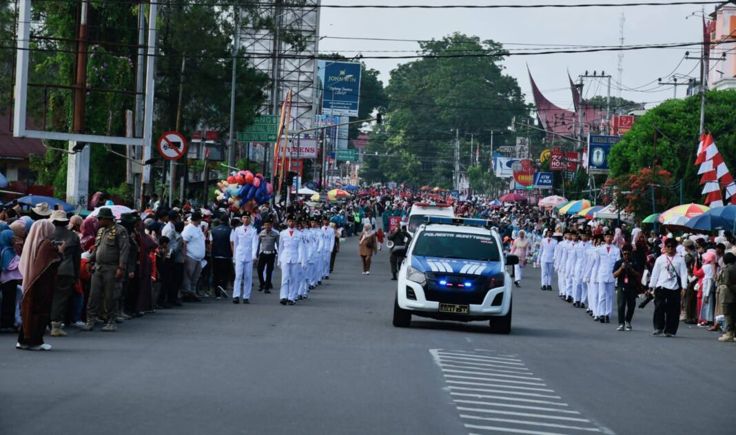 Semangat Pelayanan Menggema Dalam Pawai Alegoris HUT ke-81 RI di Bukittinggi