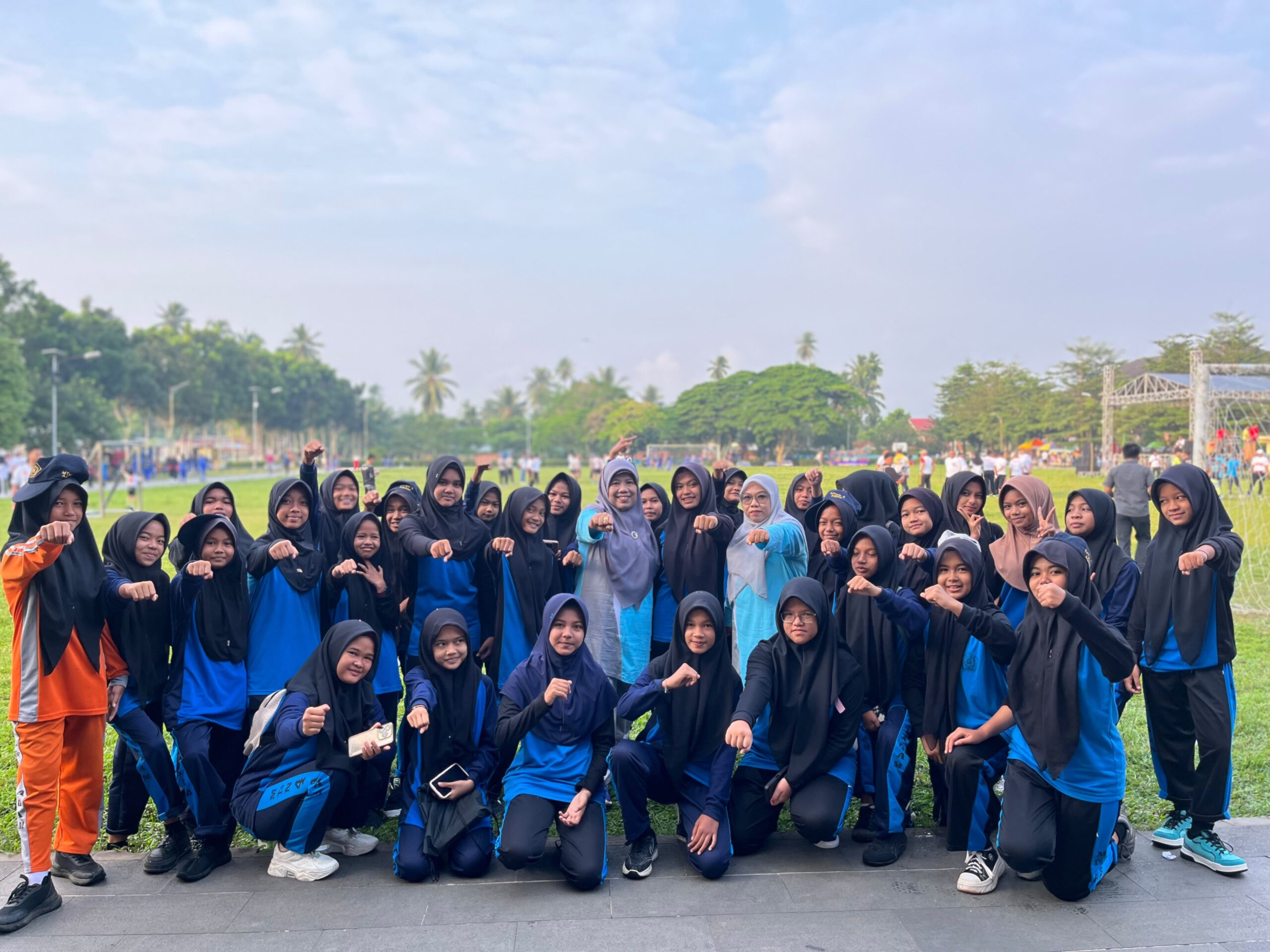 Keluarga Besar MTsN 4 Agam Antusias Ikuti Jalan Santai dan Police Women Run 2026 5 Keluarga Besar MTsN 4 Agam Antusias Ikuti Jalan Santai dan Police Women Run 2026