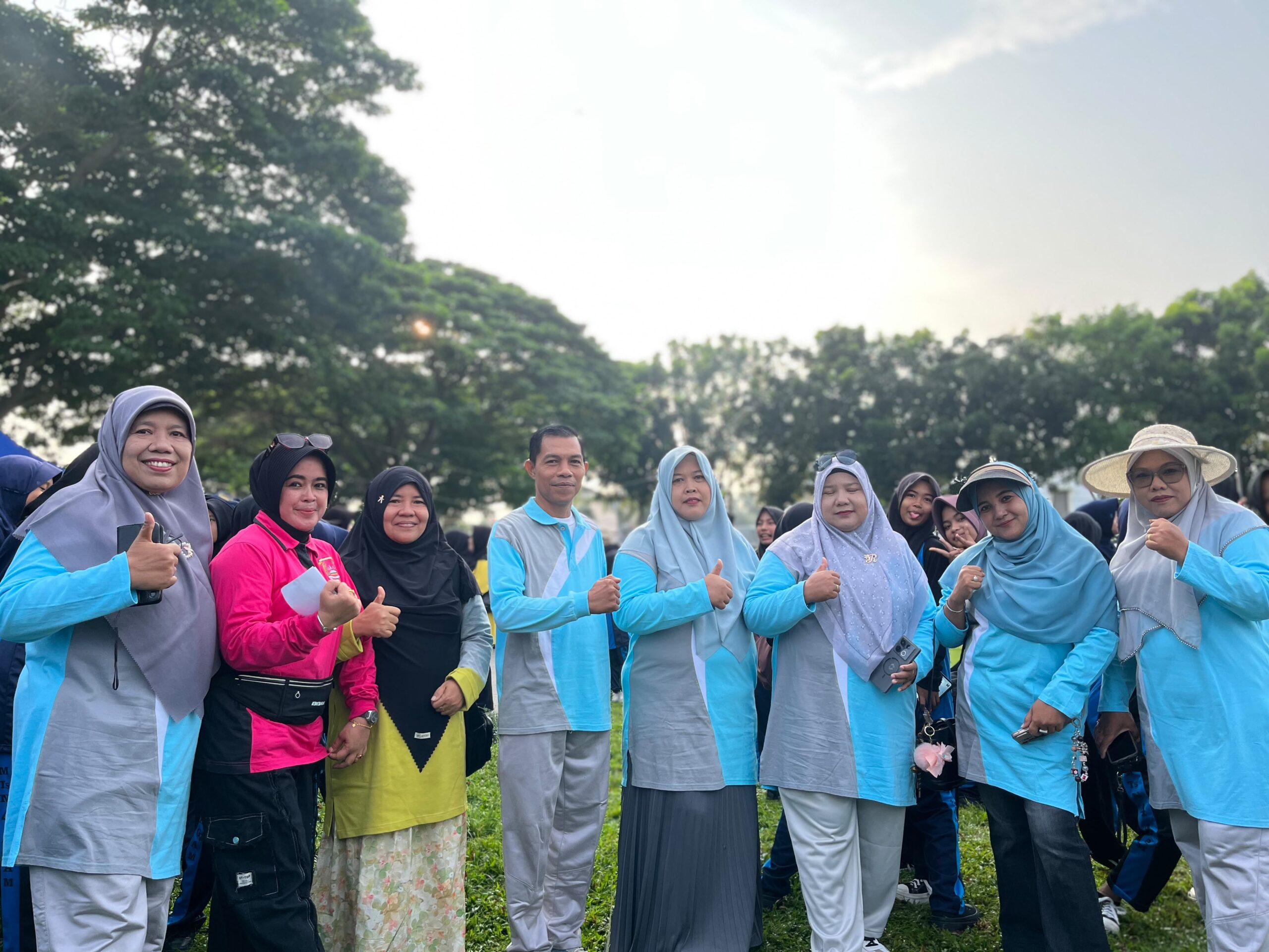 Keluarga Besar MTsN 4 Agam Antusias Ikuti Jalan Santai dan Police Women Run 2026 4 Keluarga Besar MTsN 4 Agam Antusias Ikuti Jalan Santai dan Police Women Run 2026