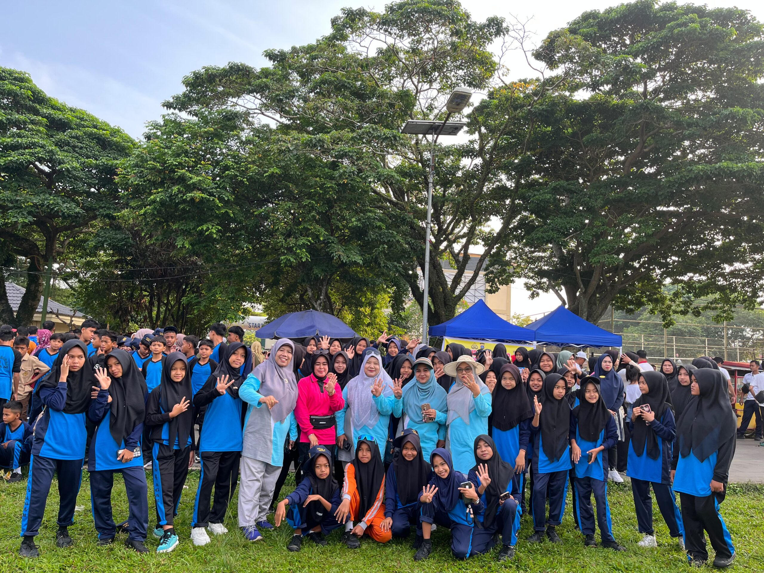 Keluarga Besar MTsN 4 Agam Antusias Ikuti Jalan Santai dan Police Women Run 2026 6 Keluarga Besar MTsN 4 Agam Antusias Ikuti Jalan Santai dan Police Women Run 2026