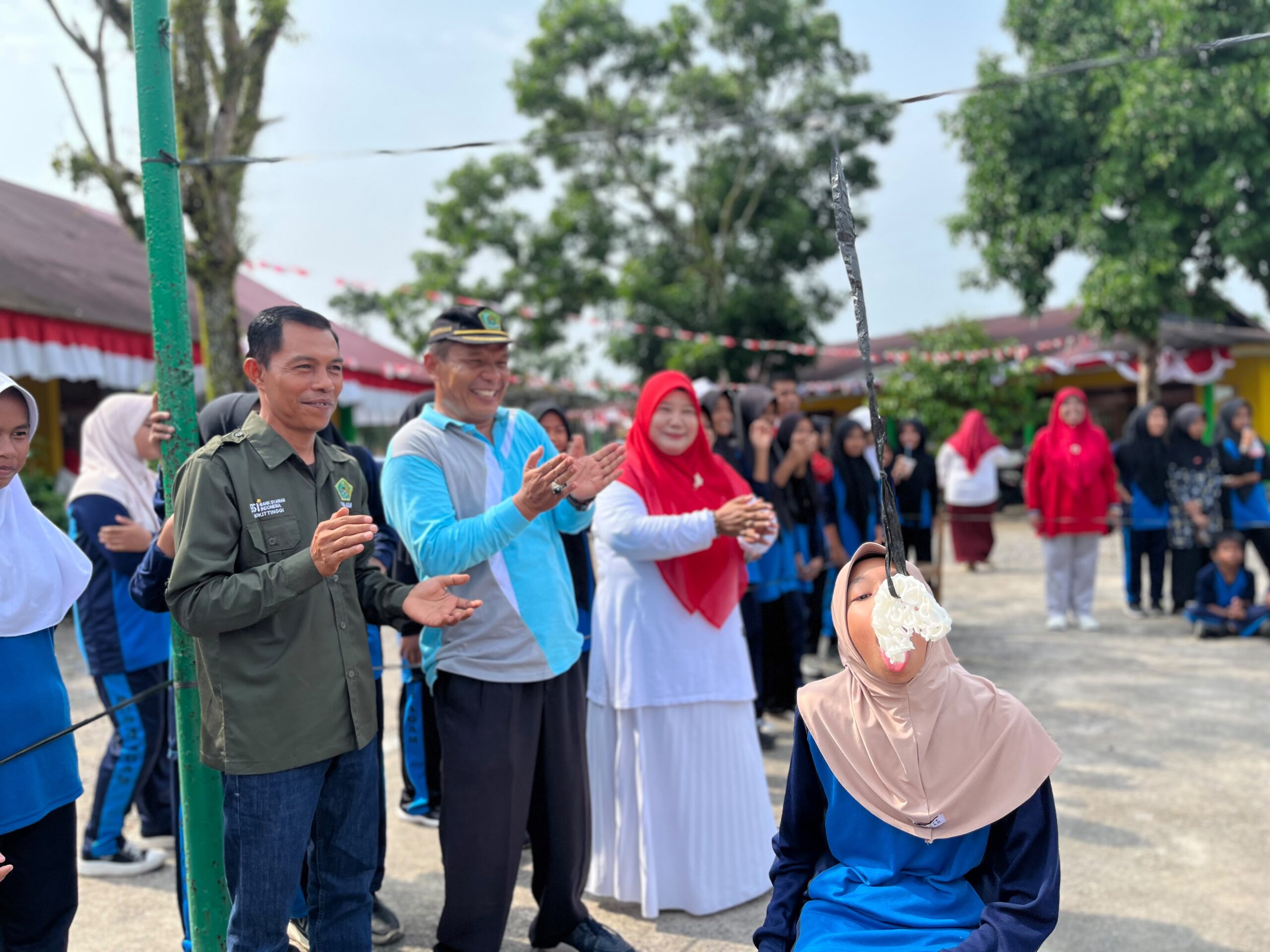 Lepas Balon Udara, Kepala MTsN 4 Agam Resmi Buka Semarak HUT ke-81 RI 4 Lepas Balon Udara, Kepala MTsN 4 Agam Resmi Buka Semarak HUT ke-81 RI