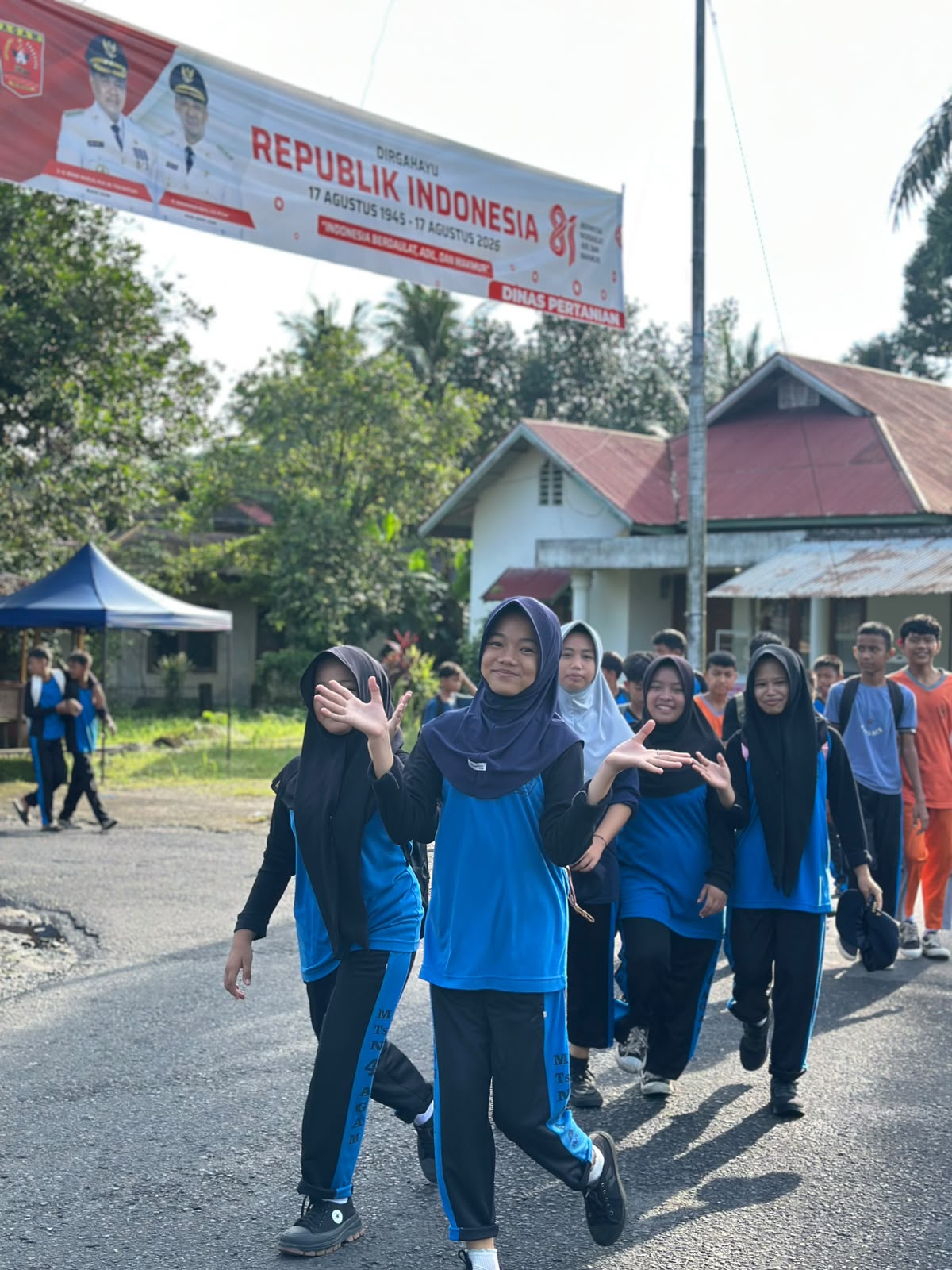 Ratusan Murid MTsN 4 Agam Gelar Jalan Santai Sambut HUT ke-81 RI