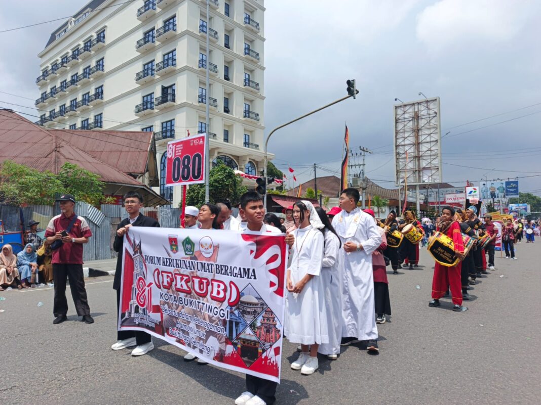 FKUB Kota Bukittinggi Tampilkan Pesan Kerukunan dalam Pawai Alegoris HUT RI ke-81