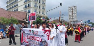 FKUB Kota Bukittinggi Tampilkan Pesan Kerukunan dalam Pawai Alegoris HUT RI ke-81