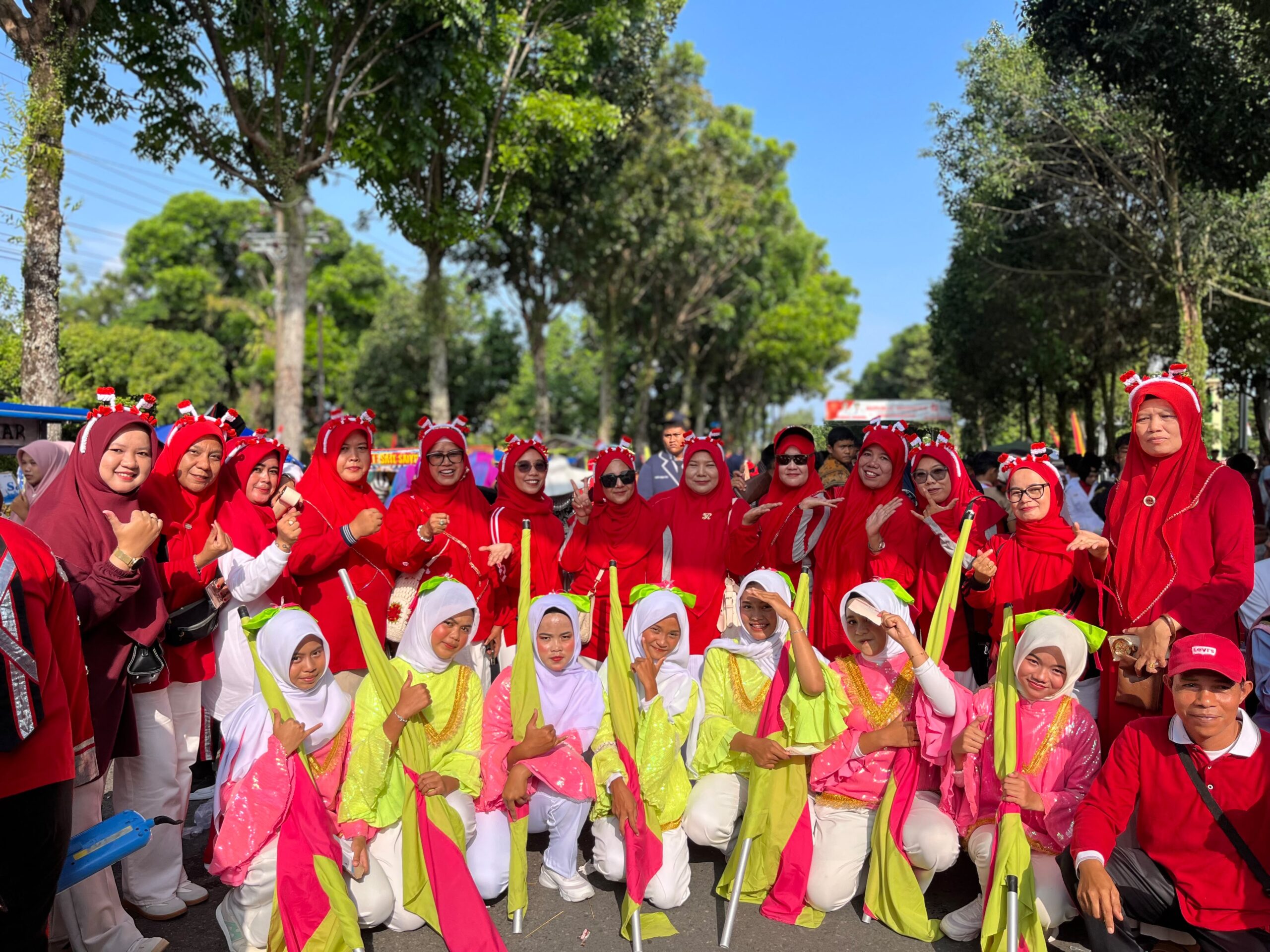 MTsN 4 Agam Meriahkan Pawai Alegoris HUT ke-81 RI Kabupaten Agam 10 MTsN 4 Agam Meriahkan Pawai Alegoris HUT ke-81 RI Kabupaten Agam