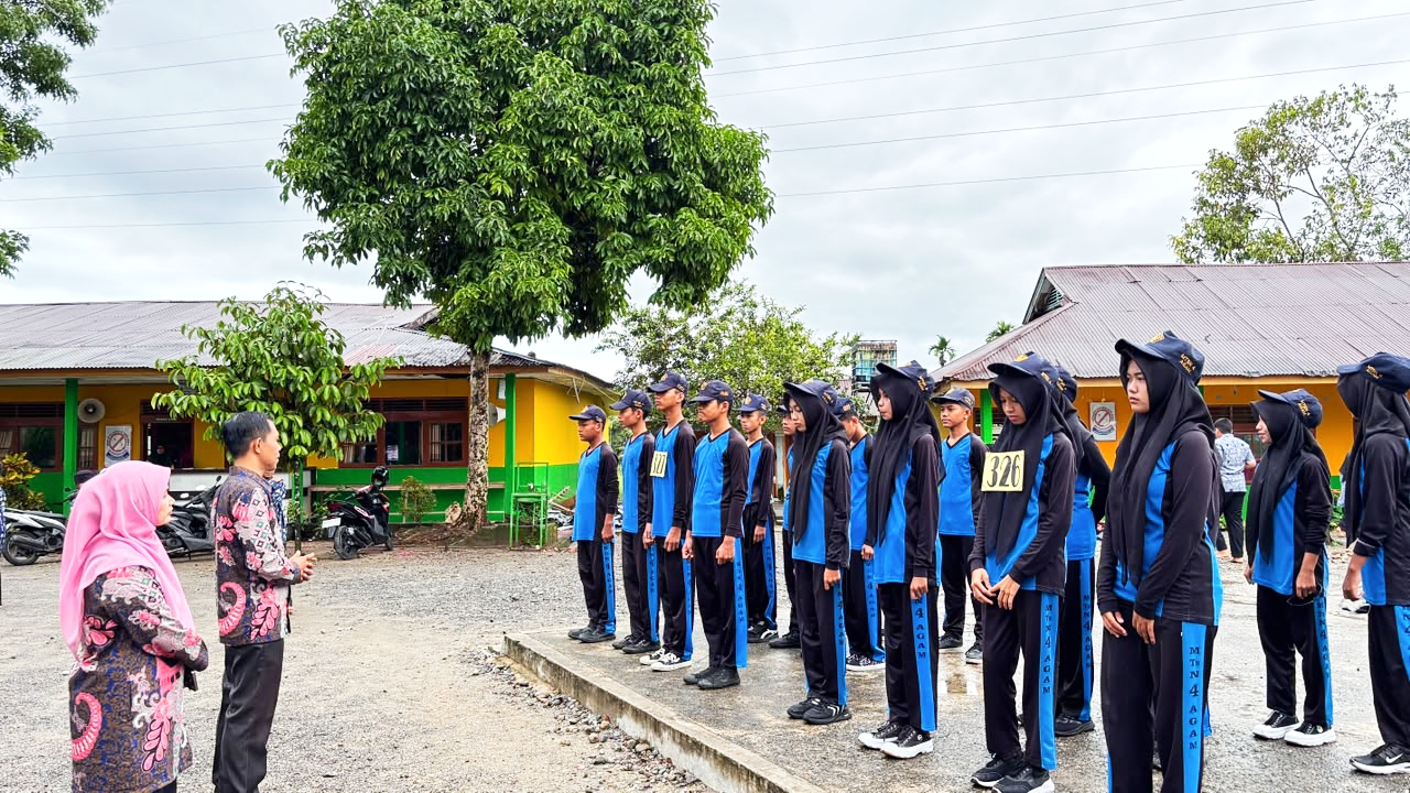 Sambut HUT RI Ke-81, MTsN 4 Agam Resmi Lepas Tim Gerak Jalan Tepat Waktu