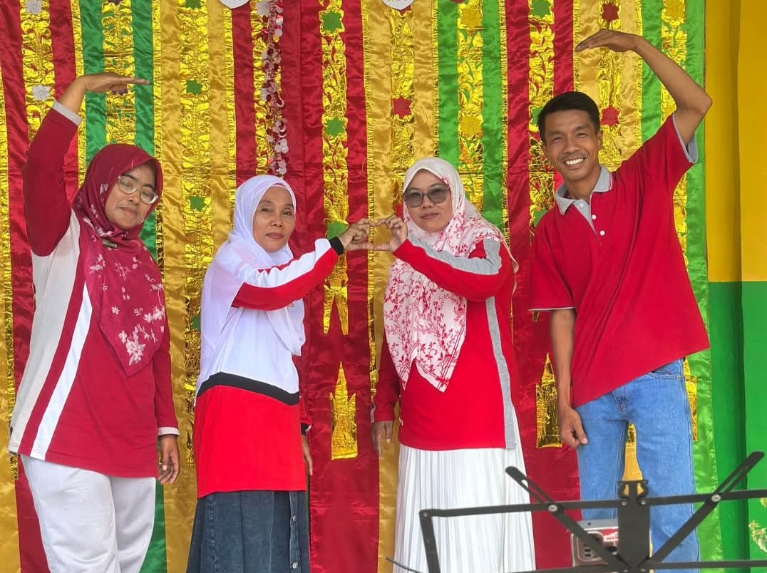 Meriah, Lomba Estafet Lagu HUT ke-81 RI di MTsN 4 Agam Pererat Silaturahmi Guru dan Pegawai 5 Meriah, Lomba Estafet Lagu HUT ke-81 RI di MTsN 4 Agam Pererat Silaturahmi Guru dan Pegawai