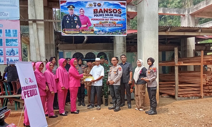 HUT Polwan ke 78 dan Bhayangkari Peduli Polres Solok, Serahkan Bansos di Labuah Panjang 3 00801 baksos bhayangkari b