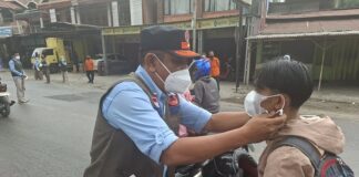 Kabut Makin Menjadi, BPBD Kab. Solok Bagikan Masker