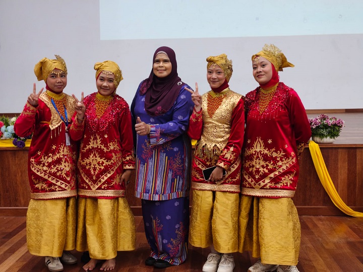 Tampilkan Tari Piring, Siswi MAN 1 Solok Tak Cuma Unjuk Prestasi di Malaysia 4 01103 man tr piring ac