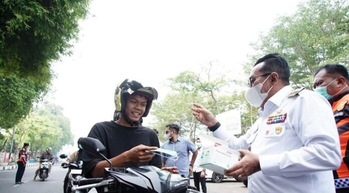 Kabut Asap Meningkat Di Tanah Datar, Bupati Turun Langsung Bagi Masker Kepada Masyarakat
