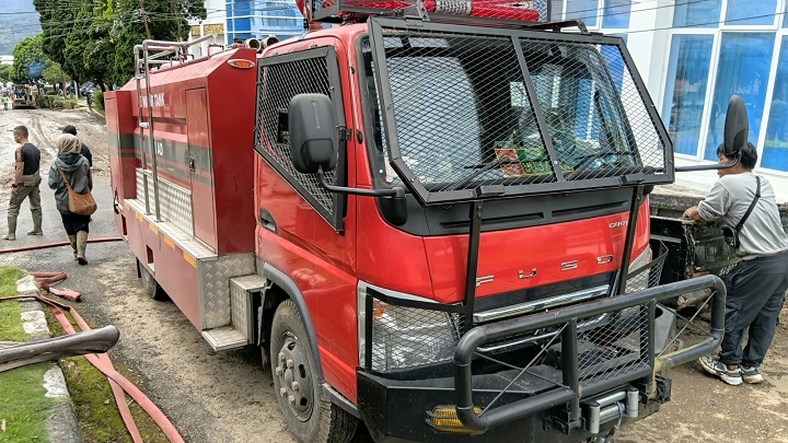 Polisi Bawa Water Canon, Truk Tangki TNI AD Perkuat Armada Damkar Bersihkan Lokasi Galodo Arosuka 2 02305 turk tni