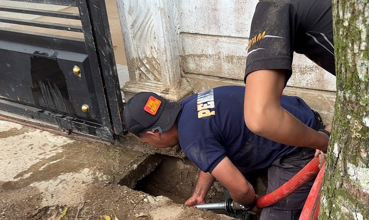 Tak Kenal Lelah, Personil Damkar Terus Bantu Recovery Pasca Galodo Arosuka 4 02901 damkar b