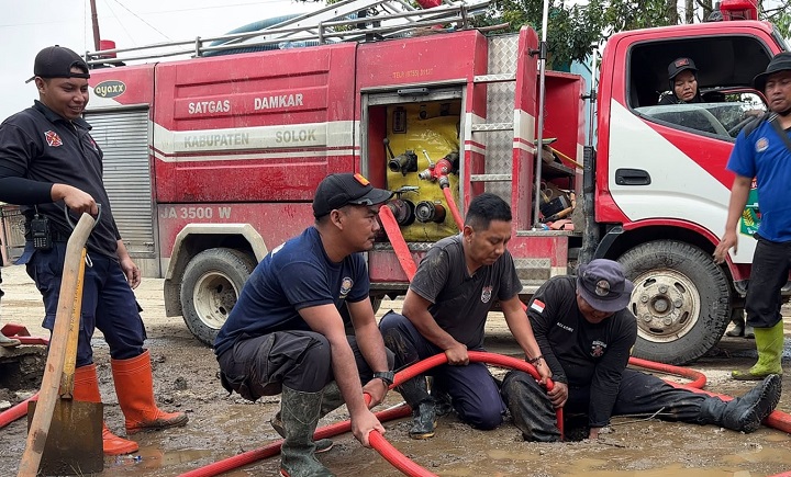 Tak Kenal Lelah, Personil Damkar Terus Bantu Recovery Pasca Galodo Arosuka 3 02901 damkar d