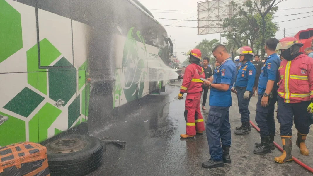 Bawa 22 Penumpang, Bua Epa Star Terbakar di Kota Padang